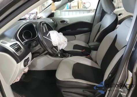 2019 Jeep Compass Latitude z USA, uszkodzony, nr VIN 3C4NJDBB9KT813447